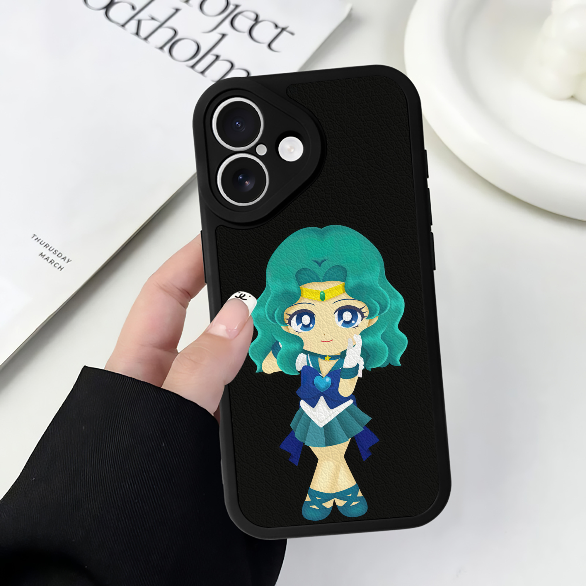 （画像用） 美少女戦士セーラームーン 海王 みちる（かいおう みちる） Sailor Moon Kaiou Michiru 【iPhone 16シリーズ対応】シリコンスマホケース（レザー調） 材質：シリコン